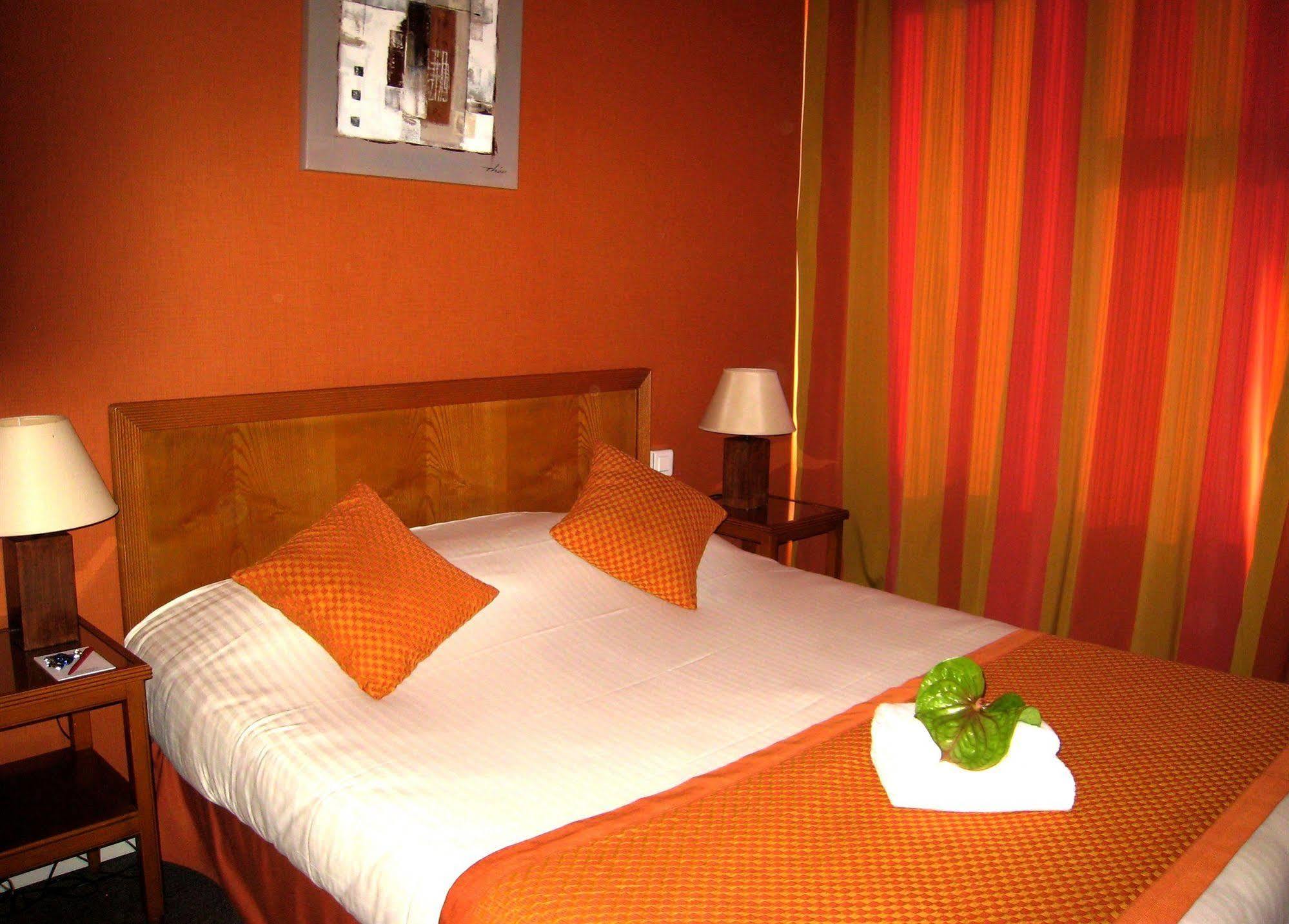 Hotel Le Grand Monarque Melun Exteriér fotografie